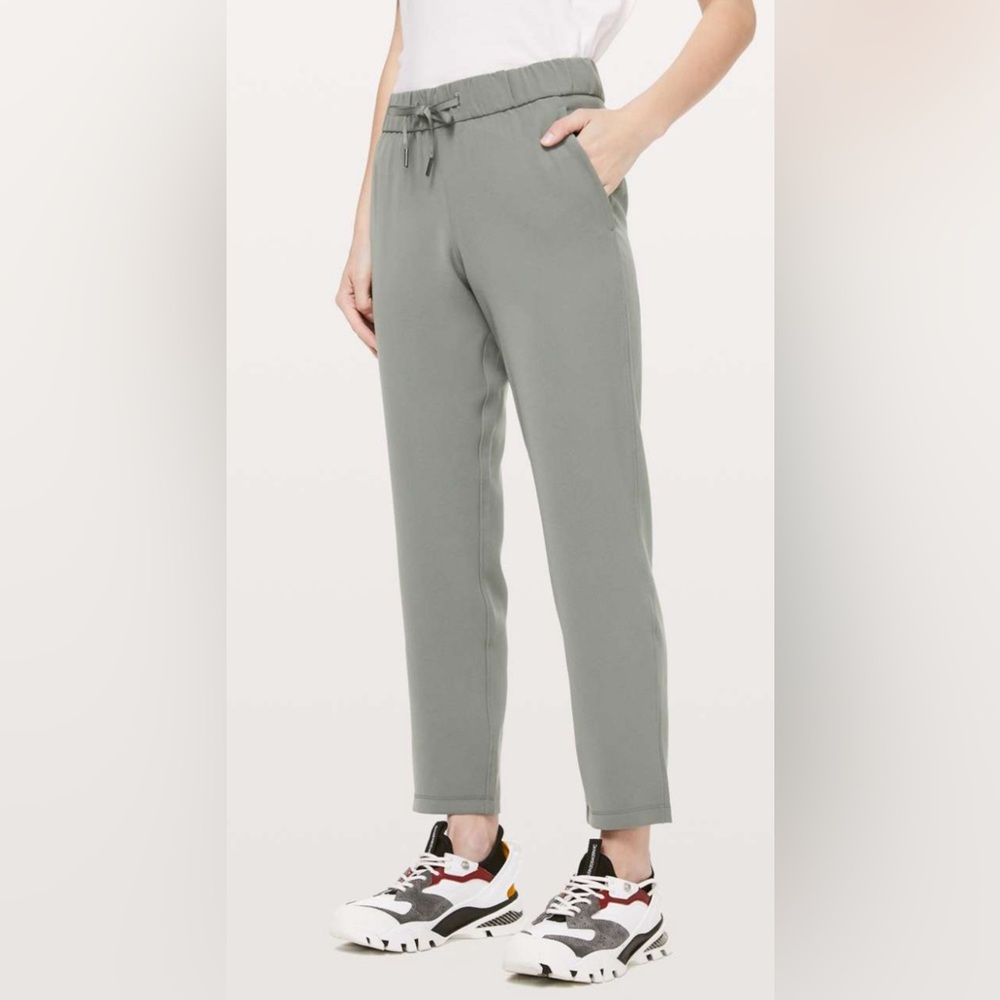 Lululemon Womens On The Fly Pants Size 8 Gray Silver Pockets Logo EUC